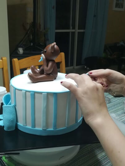 עוגה בצורת דובי מתוך סדנת בצק סוכר למתחילים - הסוכריה והעוגה