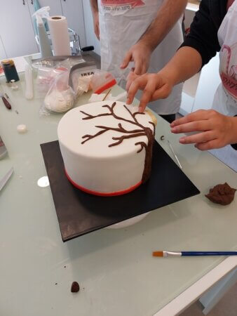 סדנת עיצוב עוגה מבצק סוכר זוגית (19)