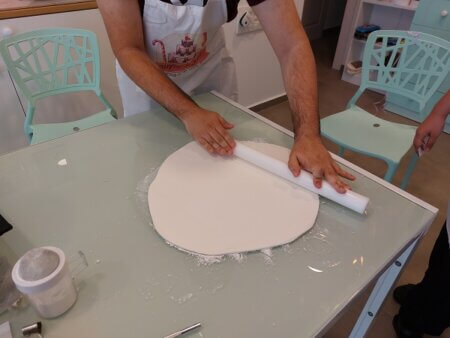 סדנת עיצוב עוגה מבצק סוכר זוגית (4)