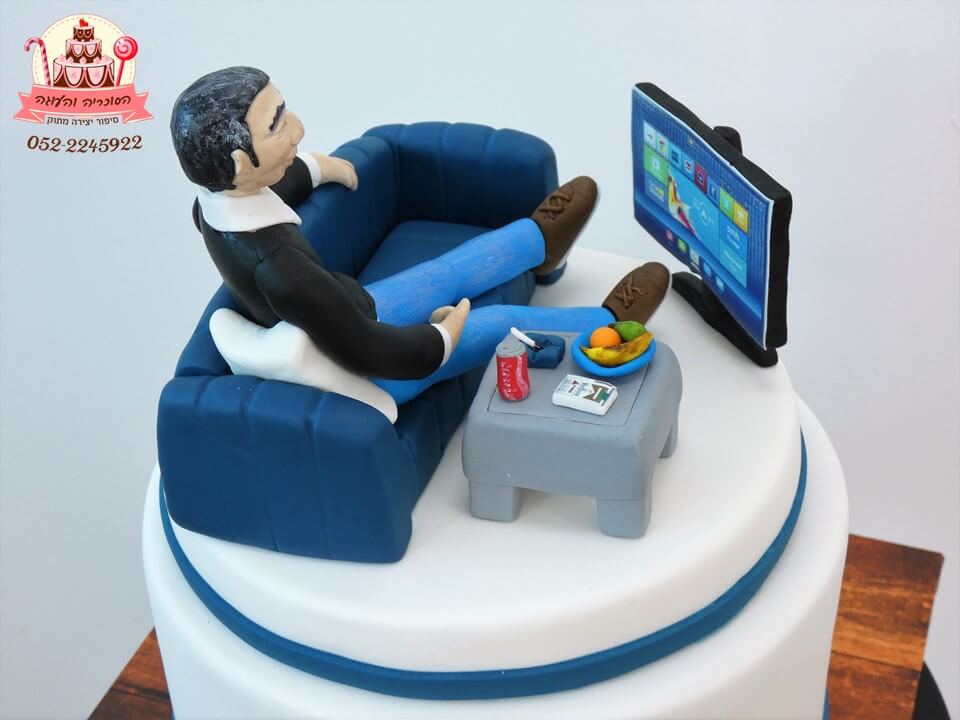 עוגה מעוצבת גבר טלוויזיה ושולחן מזווית נוספת | דורית יחיאל, העוגה והסוכריה