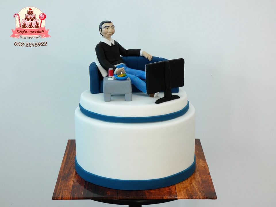 עוגה מעוצבת גבר יושב על ספה שולחן וטלוויזיה | דורית יחיאל, העוגה והסוכריה