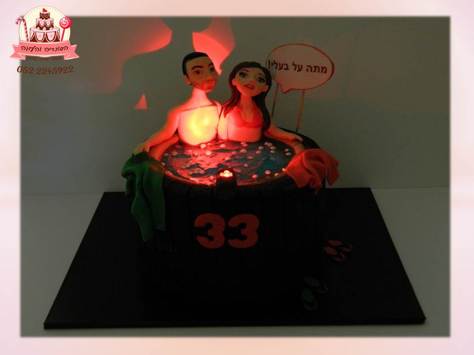עוגת יום הולדת ג'קוזי עם תאורה רומנטית