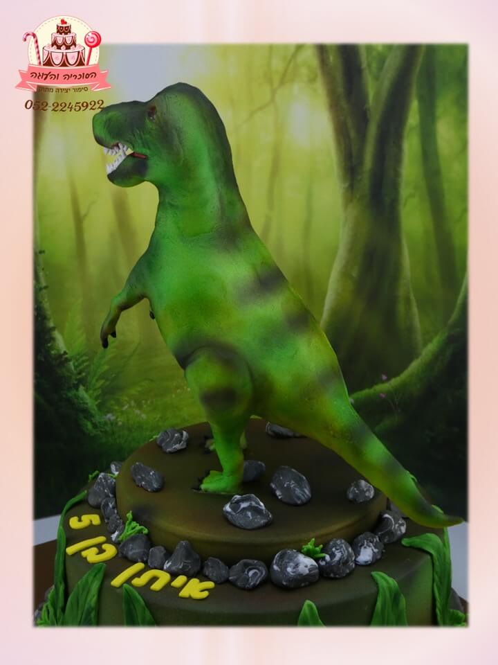 עוגת יום הולדת דינוזאור בזווית אחורית