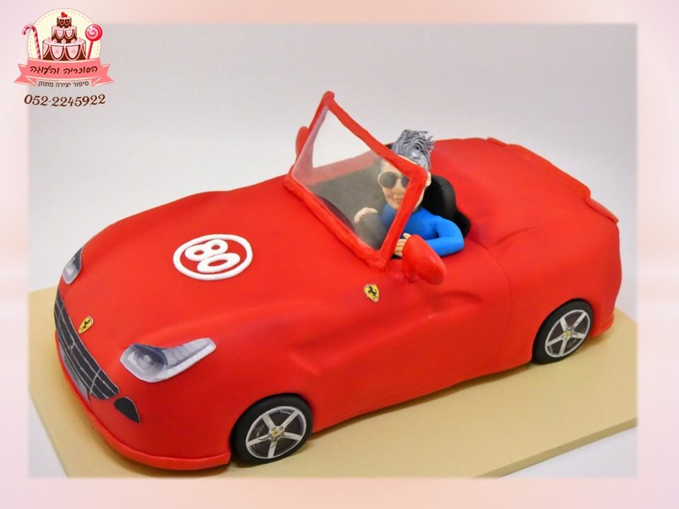 עוגה בצורת מכונית ספורט בתוספת דמות