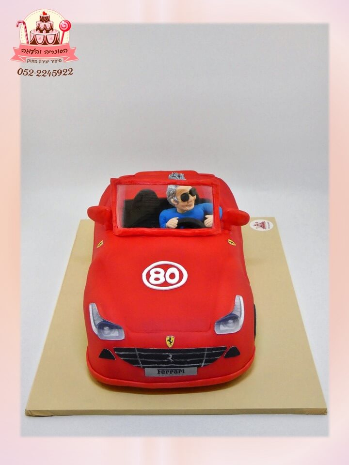 עוגה מעוצבת מכונית פרארי גג פתוח עם דמות